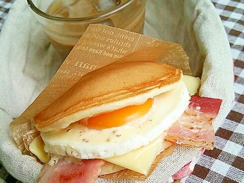 パンケーキでベーコンエッグチーズサンド レシピ 作り方 By あ ち0024 楽天レシピ パンケーキでベーコンエッグチーズサンド レシピ 作り方 By あ ち0024 楽天レシピ